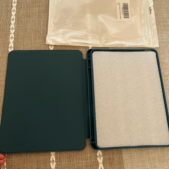 iPad Air, 4th Gen, 10.9 case, Emerald - Picture 2 of 5
